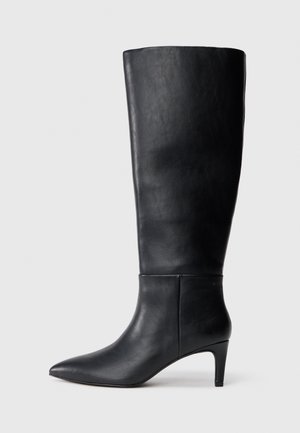 Stivale nero fino al ginocchio realizzato in pelle liscia, con punta affusolata e tacco di media altezza, caratterizzato da un design semplice ed elegante.
