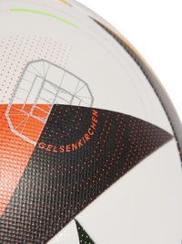 Pallone da calcio bianco con pannelli geometrici neri e arancioni, superficie texturizzata, punti rossi e la scritta "GELSENKIRCHEN" stampata in rosso.