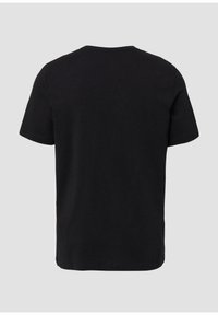 Czarny t-shirt z krótkim rękawem i okrągłym dekoltem przedstawiony od tyłu na jednolitym jasnoszarym tle.