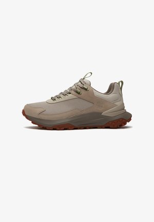 Chaussure de randonnée beige et olive avec tige en mesh et daim, semelle marron robuste, col rembourré et languettes de traction au talon et à la languette.