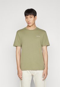 Calvin Klein MICRO LOGO - Pamata T-krekls - delta green