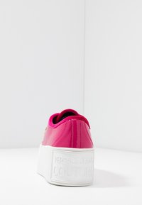 Sneaker platform rosa realizzate in morbida pelle lucida, con una finitura testurizzata e una suola in gomma bianca con marchio impresso sul tallone.