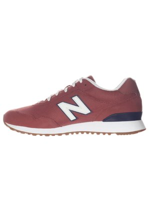 Bordeauxfarbener New Balance Sneaker mit weißen Schnürsenkeln, Logo an der Seite, weißer Zwischensohle, Gummilaufsohle und dunkelblauem Fersendetail, Seitenansicht.