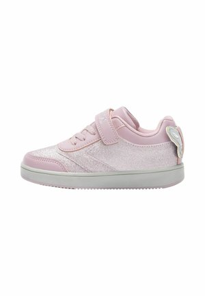 Sneaker rosa con finitura glitter metallica, pannelli lisci e testurizzati, parte anteriore con lacci e strap in Velcro, con un dettaglio a forma di cuore sul tallone.