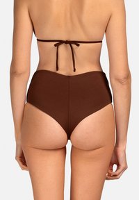 Bikini z wysokim stanem w kolorze brązowym, wykonany z gładkiego materiału, z bezszwowym wykończeniem i zapięciem na sznurek z tyłu, umożliwiającym regulację rozmiaru.