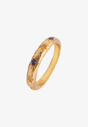Anillo de oro con una superficie texturizada, que presenta patrones en forma de estrella y tres pequeñas piedras preciosas moradas engastadas a lo largo de la banda.
