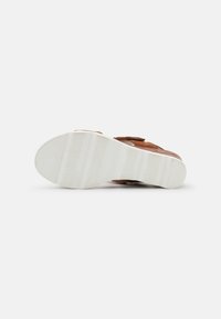 Marco Tozzi by Guido Maria Kretschmer BY GUIDO MARIA KRETSCHMER - Wedge sandals - chestnut