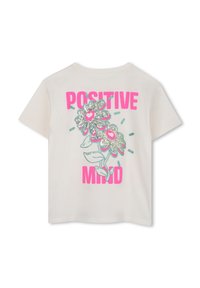 Witte T-shirt met glinsterende bloemkunst en "POSITIVE MIND" in vetgedrukte roze letters. Korte mouwen, relaxte pasvorm, zachte textuur.