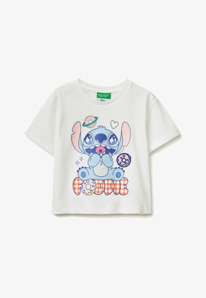 Weißes Kinder-T-Shirt mit einem blau gezeichneten Außerirdischen, der einen Donut isst, umgeben von schwebenden Donuts und dem Wort „FOODIE“ in orangen karierten Buchstaben.