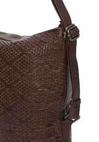 Bruine geweven leren handtas met een textuurpatroon, verstelbare schouderband en metalen hardwareaccenten. Heeft een gemiddelde maat.