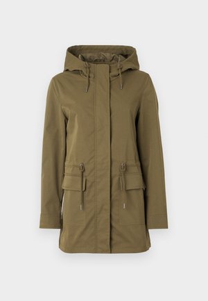 Giacca verde oliva con cappuccio, vita regolabile con cordino, due tasche frontali e taglio dritto. Realizzata in tessuto liscio e leggero.