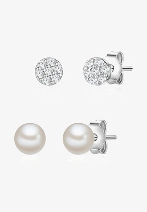 Sudraba studa auskari ar divām dizaina iespējām: viens ar apaļu, spīdīgu, caurspīdīgu kristālu kopu, un otrs ar gludu, mirdzošu pērli.