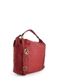 Rote Lederhandtasche mit einer strukturierten Oberfläche, ausgestattet mit einem Reißverschluss, goldfarbenen Beschlägen und einem abnehmbaren Schultergurt.