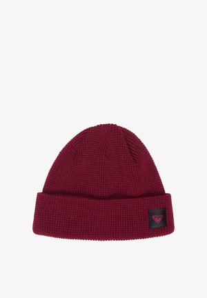 Bonnet en maille bordeaux avec revers, orné d'un petit patch noir avec un logo rose en forme de cœur sur le devant.