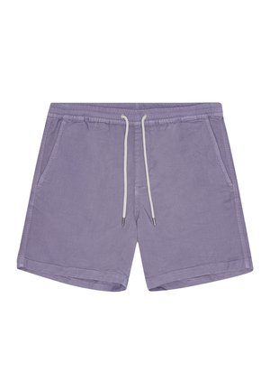Lila Shorts mit elastischem Bund, weißem Kordelzug und zwei seitlichen Taschen. Der Stoff hat eine weiche Textur und ein lässiges Design.