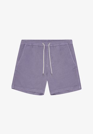 Lila Shorts mit elastischem Bund, weißem Kordelzug und zwei seitlichen Taschen. Der Stoff hat eine weiche Textur und ein lässiges Design.