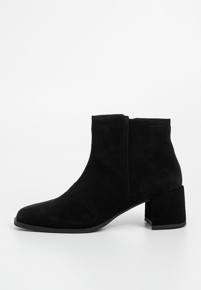 Schwarze Wildleder-Stiefelette mit quadrater Zehenform und Blockabsatz. Das Obermaterial ist glatt und hat gestickte Details an den Seiten.