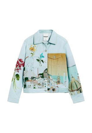Világoskék farmerdzseki virágos és tájképes mintás foltokkal, elülső zsebbel, klasszikus gombos, galléros kialakítással.
