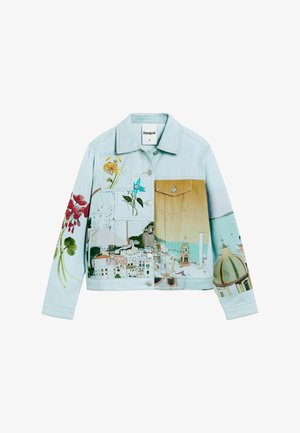 Világoskék farmerdzseki virágos és tájképes mintás foltokkal, elülső zsebbel, klasszikus gombos, galléros kialakítással.