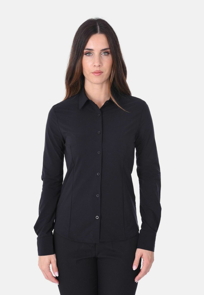 Camicia nera con bottoni, realizzata in un tessuto liscio. Presenta un colletto a punta, maniche lunghe e una silhouette aderente con cuciture sottili.