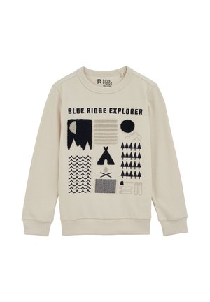 Crème-kleurig sweatshirt met blauwe en zwarte patronen, waaronder bergen, golven, bomen en kampeersymbolen. De tekst zegt "BLUE RIDGE EXPLORER."