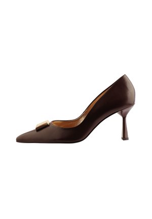 Dunkelbrauner Leder-High-Heel-Pumps mit spitzer Zehenpartie und goldener rechteckiger Schnalle vorne.