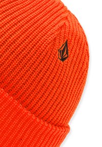 Helle orange gestrickte Mütze mit geripptem Muster und einem schwarzen Logo-Akzent. Das Design verfügt über einen umgeschlagenen Saum an der Unterseite.