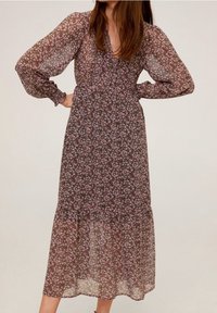Floral Maxi-Kleid aus transparenter schwarzer Ware mit kleinen roten und grünen Blumen. Mit langen Puffärmeln und einem gerafften Taillenbund.