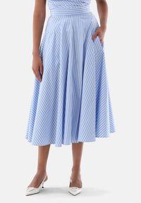 Blau-weiße gestreifte Midikleider mit ausgestelltem Design, seitlichen Taschen und einem taillierten Bund. Glattes Gewebe mit weicher Textur.