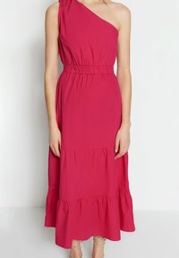 Růžové maxi šaty na jedno rameno s elastickým pasem, volánkovým lemem a hladkou, lehkou texturou látky.