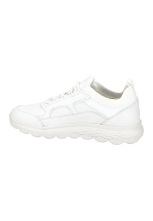 Scarpe atletiche bianche con una superficie in pelle liscia, collare in maglia testurizzata e suola ondulata ammortizzata. Dotate di lacci sul davanti.