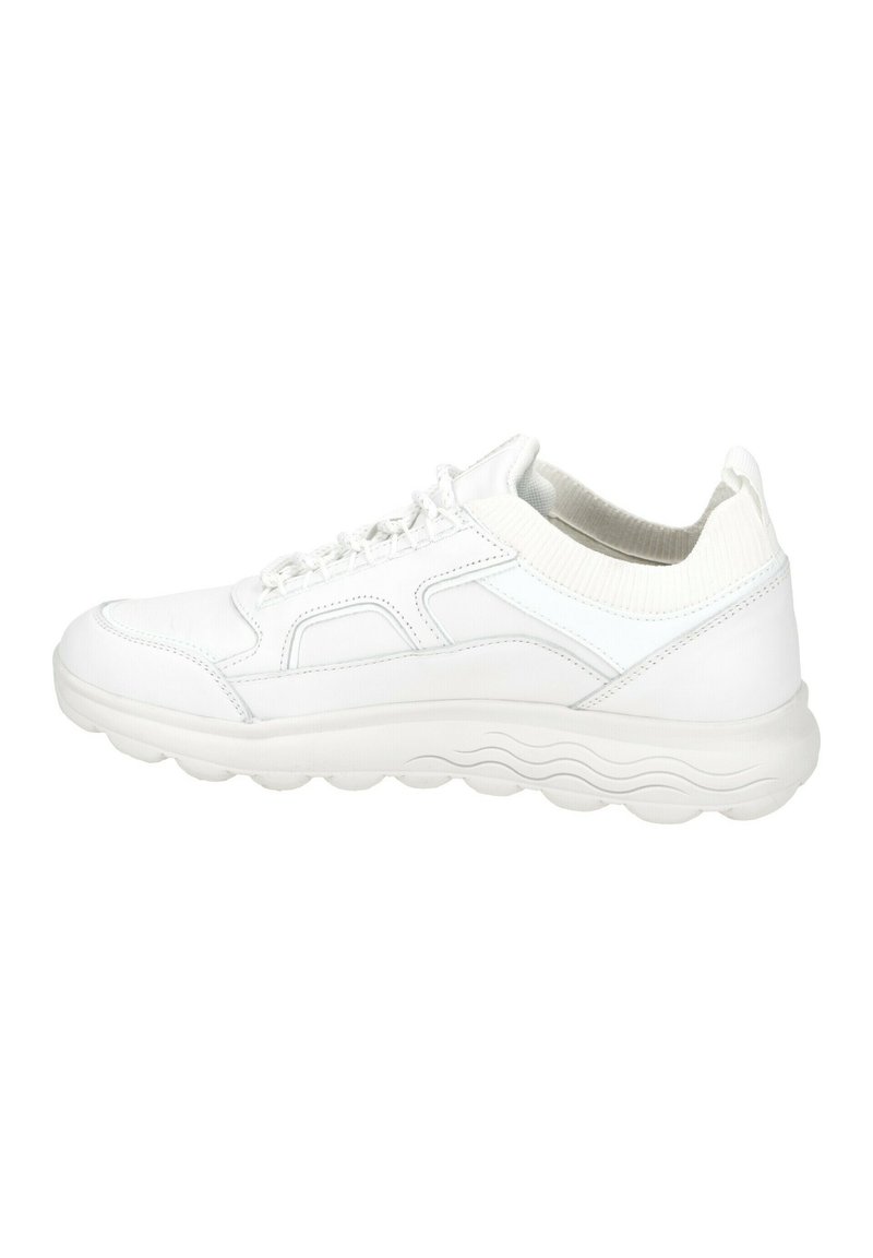 Scarpe atletiche bianche con una superficie in pelle liscia, collare in maglia testurizzata e suola ondulata ammortizzata. Dotate di lacci sul davanti.