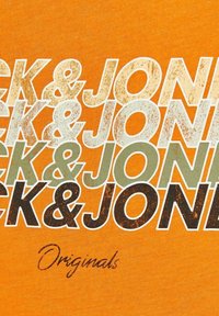 Jack & Jones JORBRADY TEE CREW NECK - Camiseta estampada - sun orange