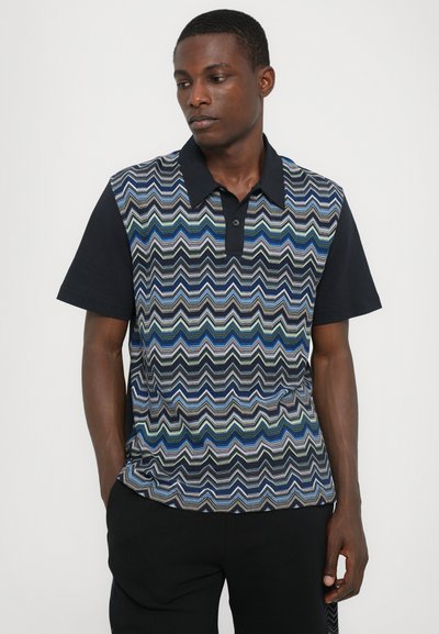 Tricou polo cu un model în zigzag în nuanțe de albastru, verde și gri, cu spate solid negru și mâneci scurte, prevăzut cu o clapetă cu trei nasturi.
