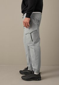 Next STRETCH UTILITY REGULAR TAPERED - Pantalon cargo - light grey