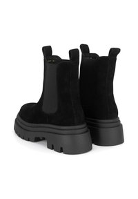 Czarne zamszowe botki za kostkę z elastycznymi panelami bocznymi i masywną czarną podeszwą. Charakteryzują się gładką fakturą i minimalistycznym designem.
