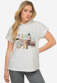 Sudadera corta de manga corta blanca con un estampado gráfico que presenta diversas imágenes de paisajes. Equipado con cordones y un ajuste relajado.