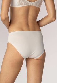 Vita bomullshipsterunderkläder med en slät textur och ett elastiskt midjeband, visade från bakvyn.