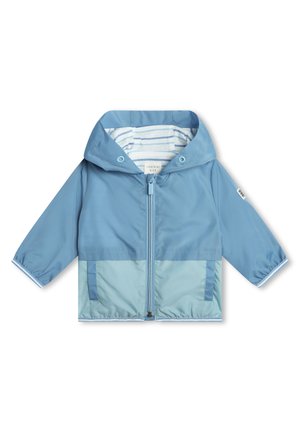 Giacca a vento blu chiaro con cappuccio, chiusura zip frontale e fodera interna a righe. Presenta dettagli blu scuro su tasche e polsini.