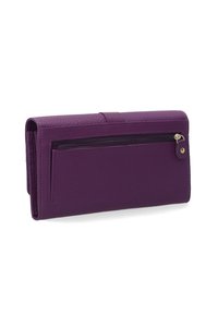 Leren portemonnee in paars met een gestructureerde afwerking, voorzien van een ritsvak en strakke lijnen, gesloten met een eenvoudige flap.