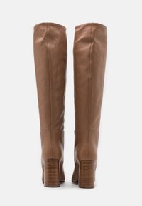 Braune Lederstiefel bis zum Knie mit glatter Textur, runder Zehenform und gestapeltem Blockabsatz. Verfügt über ein nahtloses Design mit minimalen Akzenten.