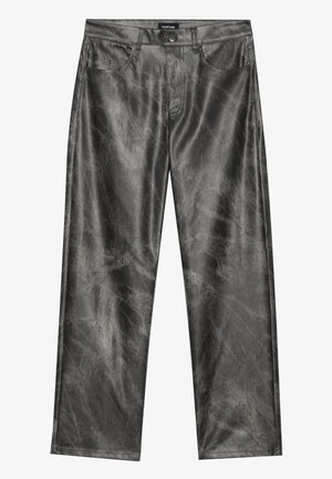 Pantalons larges en simili cuir gris avec un léger éclat, dotés d'une fermeture à bouton sur le devant, de passants de ceinture et de deux poches avant.