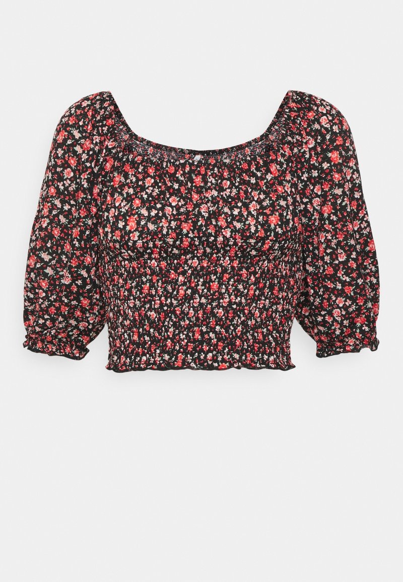 Top corto negro con estampado floral que presenta mangas cortas con volantes, un cuerpo fruncido y un escote cuadrado con un patrón de pequeñas flores rojas y blancas.