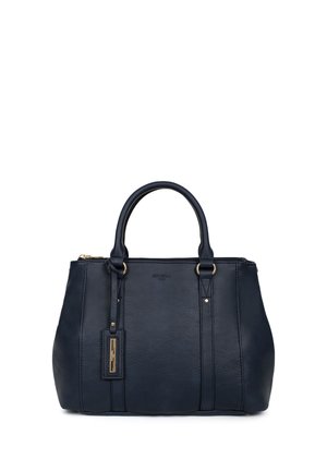 Borsa a mano in pelle blu navy con doppi manici, dettagli in metallo color oro e una targhetta rettangolare appesa alla cinghia frontale.