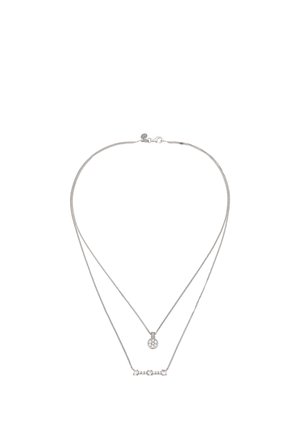 Doppellagige Silberkette mit rundem Anhänger an der oberen Kette und einem horizontal sternförmigen Anhänger an der unteren Kette.