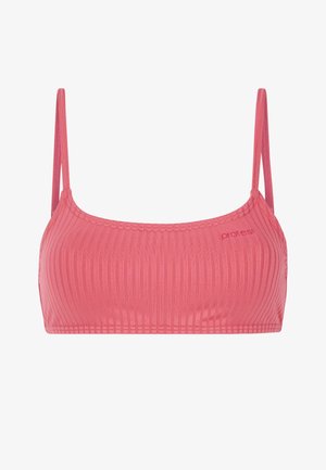 Różowy prążkowany biustonosz braletka z cienkimi ramiączkami, charakteryzujący się gładką fakturą i małym logo po lewej stronie. Prosty, minimalistyczny design.