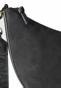 Borsa a tracolla in suede nero dalla forma arrotondata, con tracolla testurizzata e chiusura a zip con linguetta in pelle.