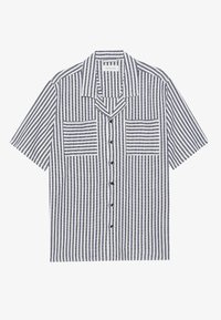 Kurzärmliges Hemd mit Knopfleiste, vertikalen navyblauen und weißen Streifen, zwei Fronttaschen mit horizontalen Streifen und einem abgestuften Kragen.