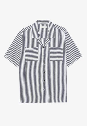 K īsām piedurknēm pogājama krekla ar vertikālām tumši zila un baltām svītrām, divi priekšējie kabatiņi ar horizontālām svītrām un kreklu ar izgrieztu apkakli.