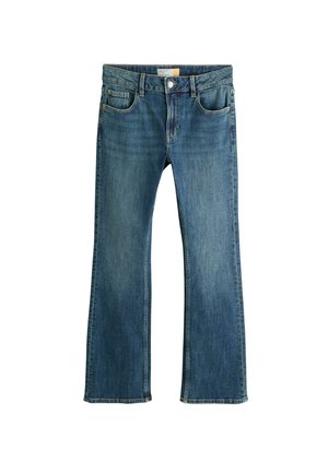 Modré bootcut rifle z denimu s prednými vreckami, pútkami na opasok a zapínaním na gombík na bielom pozadí.
